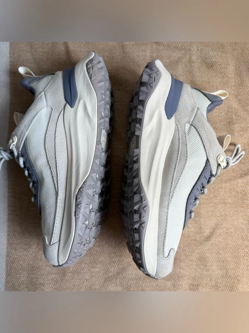Timberland Women’s waterproof Ivory & Gray Low-Top Sneaker size 7